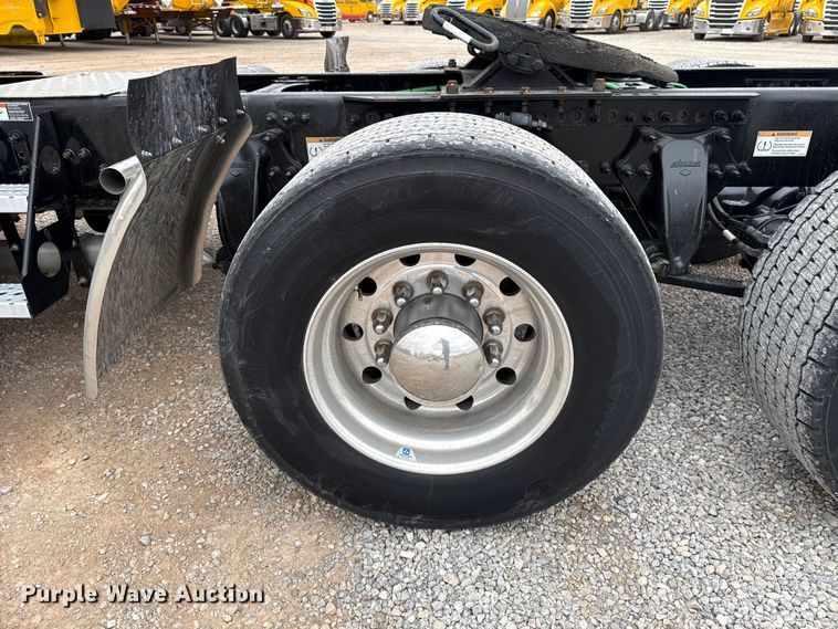 image for item ES5943 2020 Freightliner Cascadia 126 semi truck