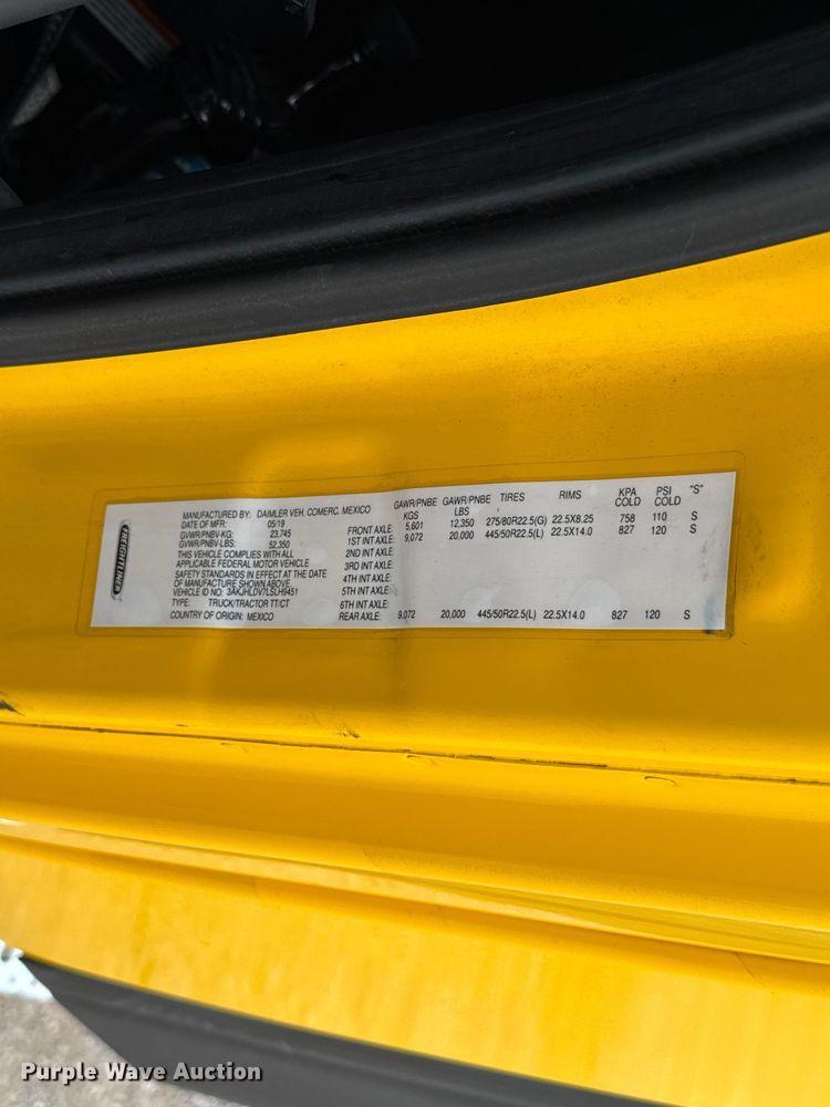 image for item ES5943 2020 Freightliner Cascadia 126 semi truck