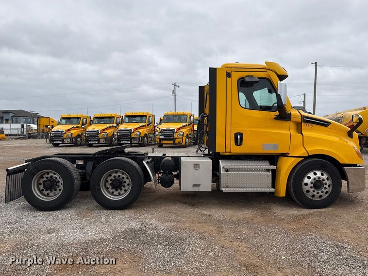 image for item ES5944 2021 Freightliner Cascadia 126 semi truck