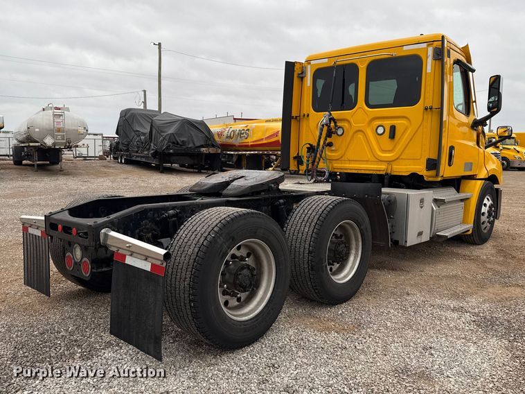 image for item ES5944 2021 Freightliner Cascadia 126 semi truck