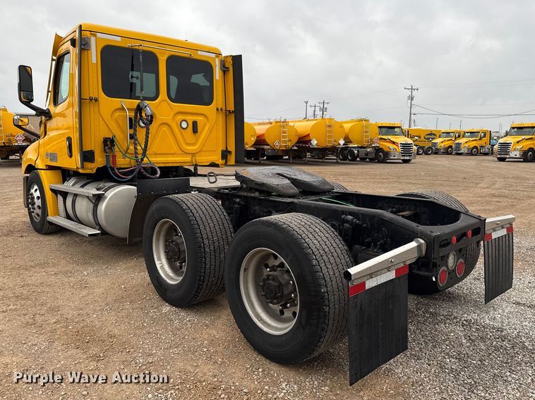 image for item ES5944 2021 Freightliner Cascadia 126 semi truck