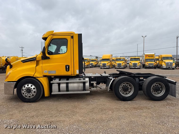 image for item ES5944 2021 Freightliner Cascadia 126 semi truck