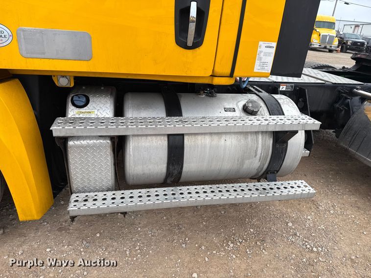 image for item ES5944 2021 Freightliner Cascadia 126 semi truck