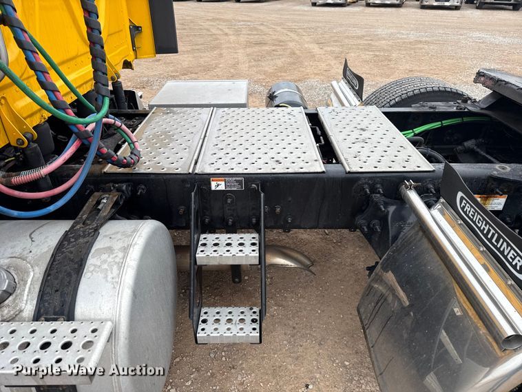 image for item ES5944 2021 Freightliner Cascadia 126 semi truck