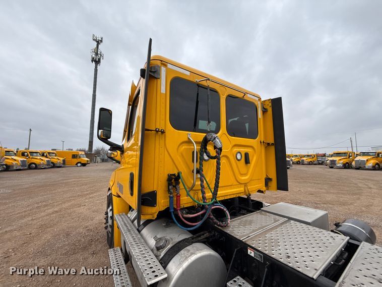 image for item ES5944 2021 Freightliner Cascadia 126 semi truck