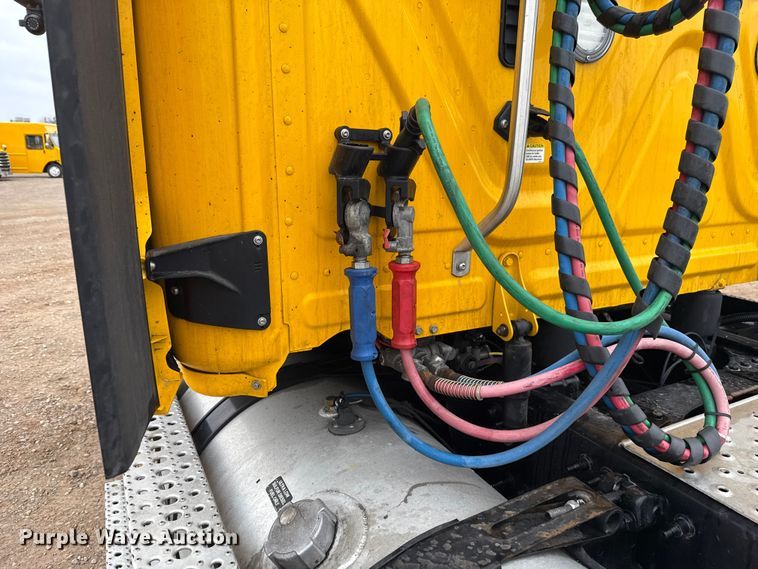 image for item ES5944 2021 Freightliner Cascadia 126 semi truck