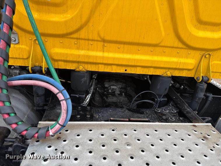 image for item ES5944 2021 Freightliner Cascadia 126 semi truck