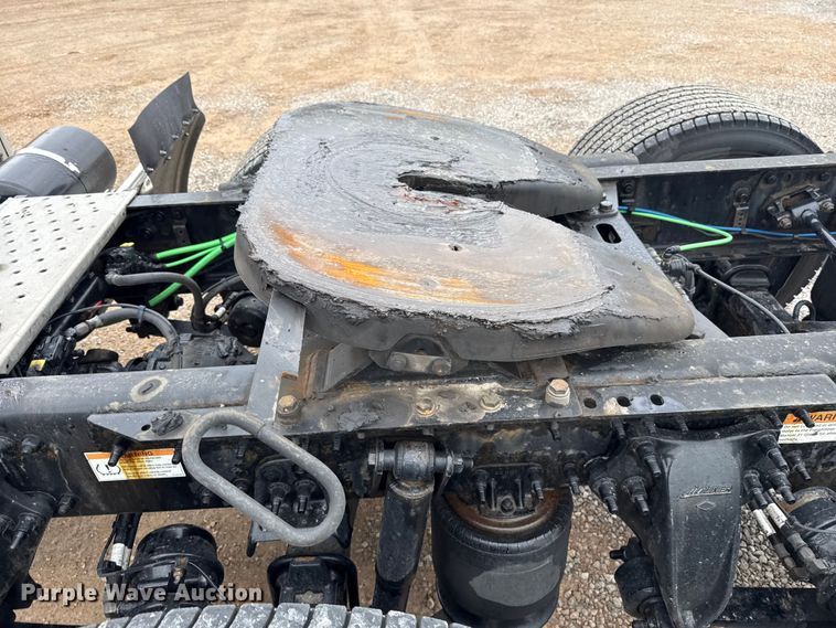 image for item ES5944 2021 Freightliner Cascadia 126 semi truck