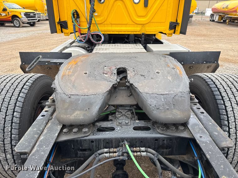 image for item ES5944 2021 Freightliner Cascadia 126 semi truck