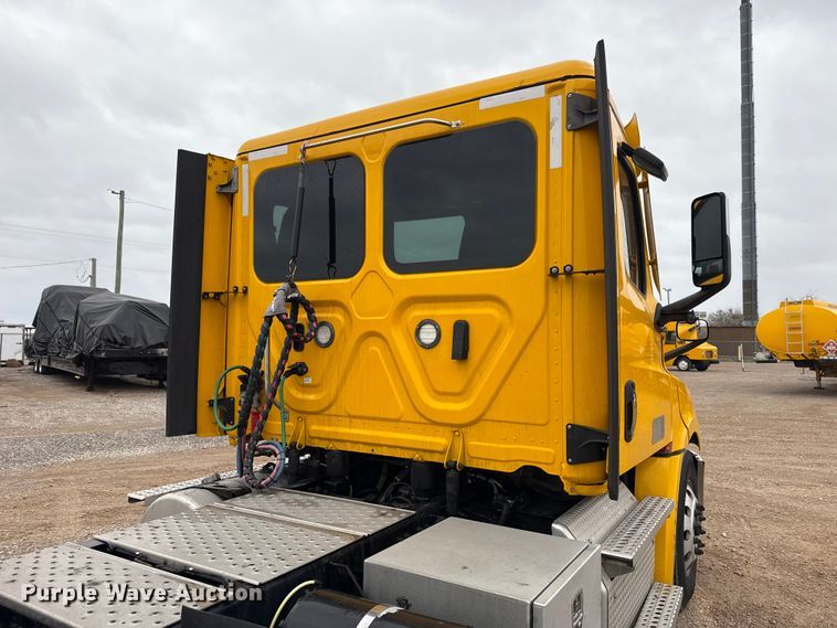 image for item ES5944 2021 Freightliner Cascadia 126 semi truck