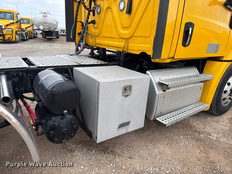 image for item ES5944 2021 Freightliner Cascadia 126 semi truck