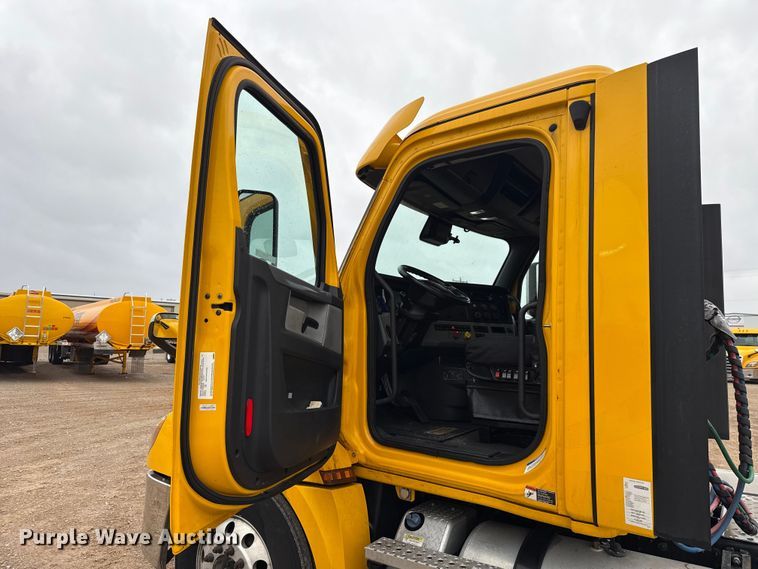 image for item ES5944 2021 Freightliner Cascadia 126 semi truck