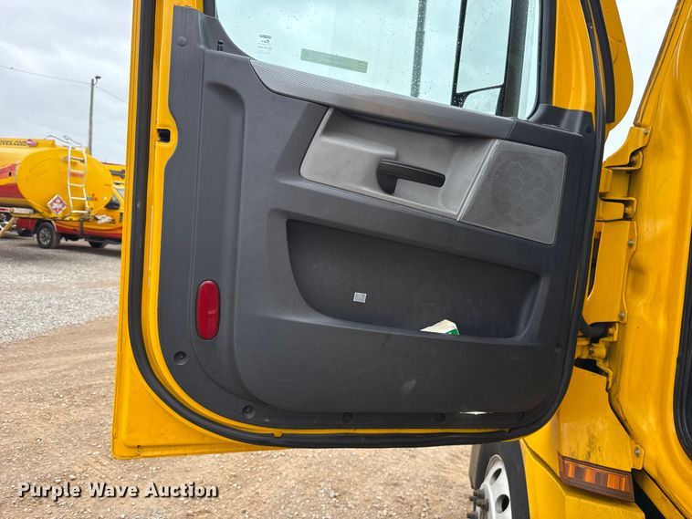 image for item ES5944 2021 Freightliner Cascadia 126 semi truck