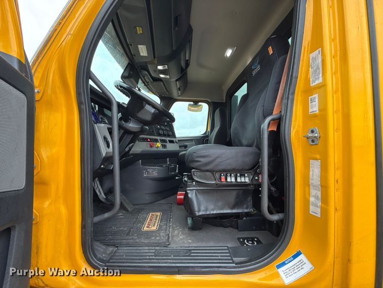 image for item ES5944 2021 Freightliner Cascadia 126 semi truck