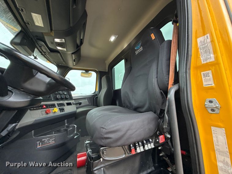 image for item ES5944 2021 Freightliner Cascadia 126 semi truck