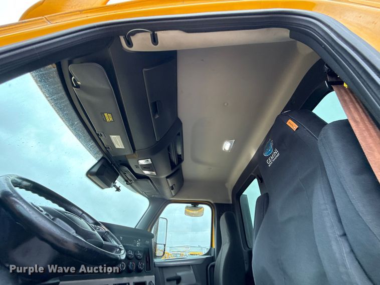 image for item ES5944 2021 Freightliner Cascadia 126 semi truck