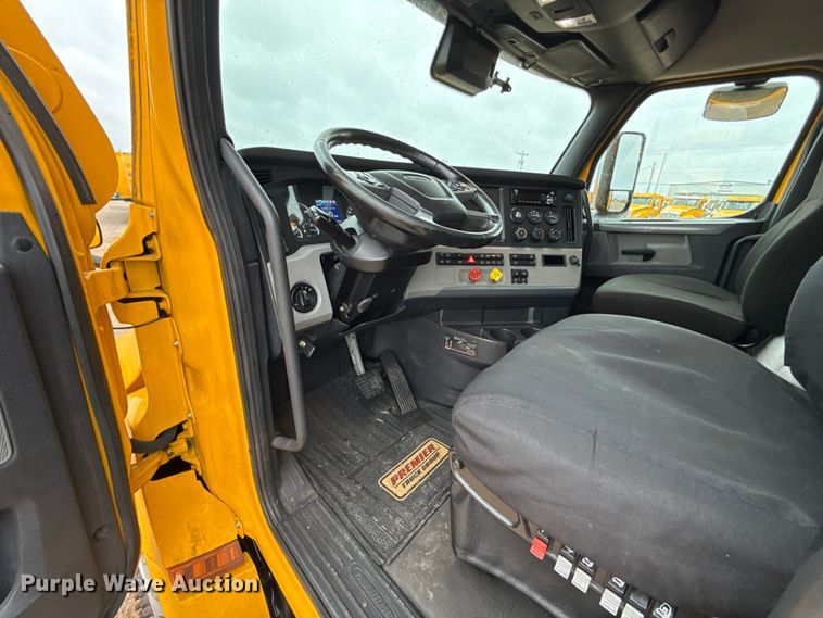 image for item ES5944 2021 Freightliner Cascadia 126 semi truck