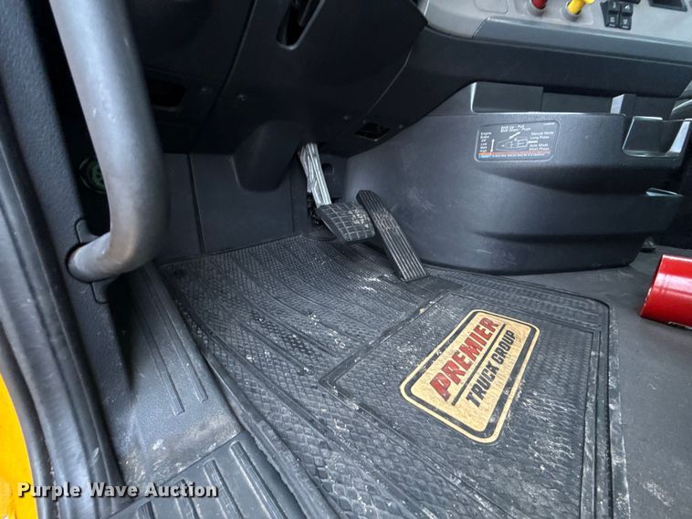 image for item ES5944 2021 Freightliner Cascadia 126 semi truck