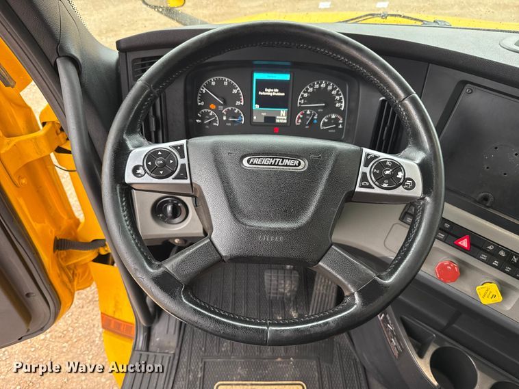 image for item ES5944 2021 Freightliner Cascadia 126 semi truck