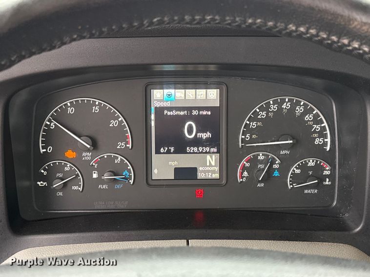 image for item ES5944 2021 Freightliner Cascadia 126 semi truck