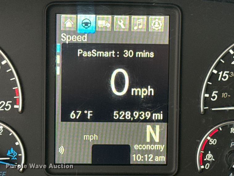 image for item ES5944 2021 Freightliner Cascadia 126 semi truck