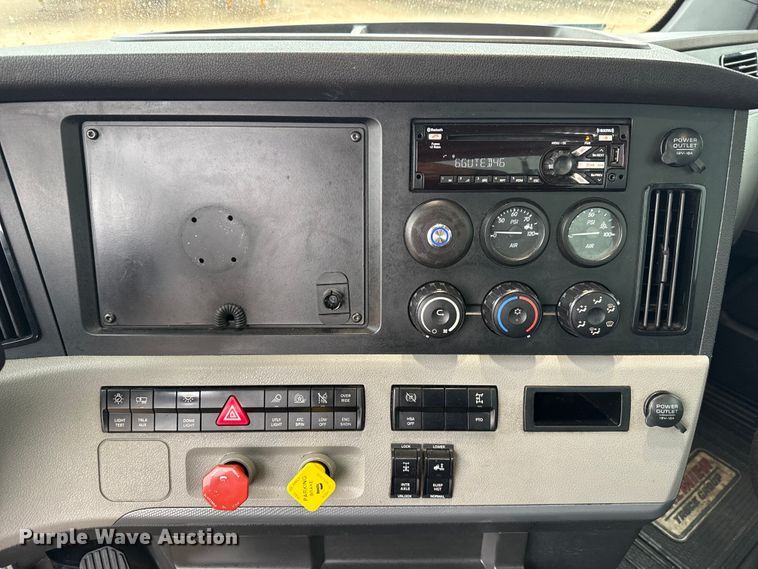 image for item ES5944 2021 Freightliner Cascadia 126 semi truck