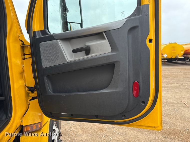 image for item ES5944 2021 Freightliner Cascadia 126 semi truck