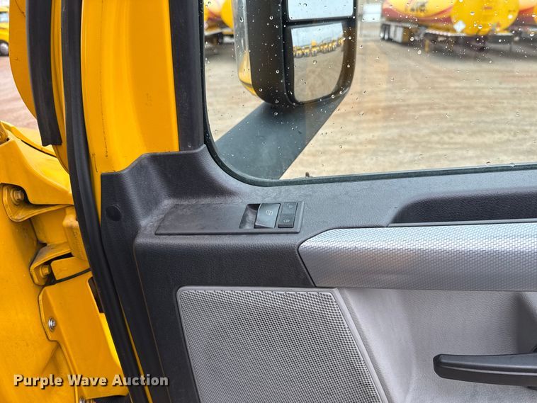 image for item ES5944 2021 Freightliner Cascadia 126 semi truck