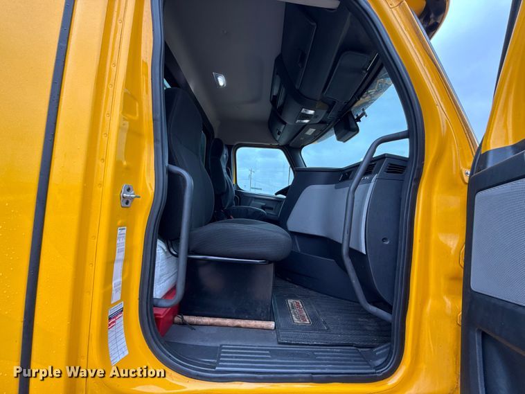 image for item ES5944 2021 Freightliner Cascadia 126 semi truck