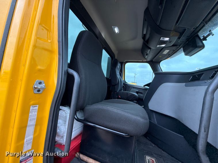 image for item ES5944 2021 Freightliner Cascadia 126 semi truck