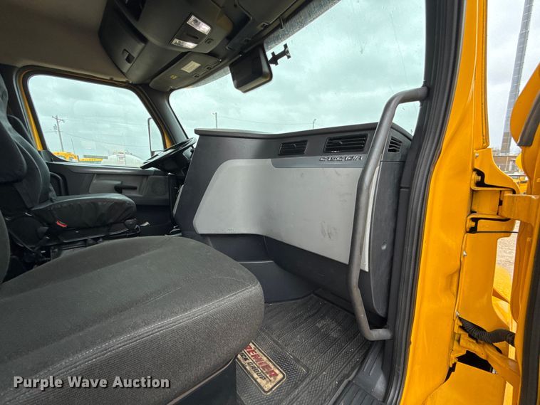 image for item ES5944 2021 Freightliner Cascadia 126 semi truck