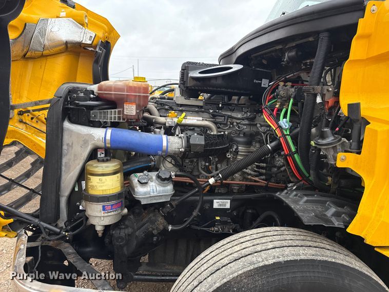 image for item ES5944 2021 Freightliner Cascadia 126 semi truck