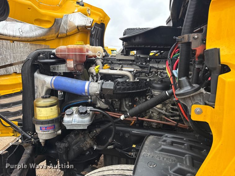 image for item ES5944 2021 Freightliner Cascadia 126 semi truck