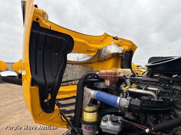 image for item ES5944 2021 Freightliner Cascadia 126 semi truck