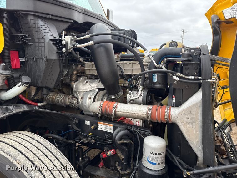 image for item ES5944 2021 Freightliner Cascadia 126 semi truck