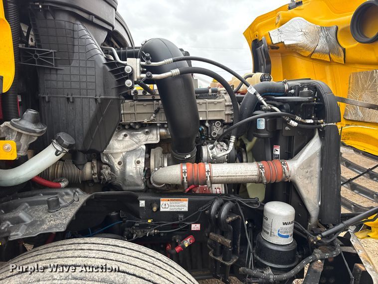 image for item ES5944 2021 Freightliner Cascadia 126 semi truck