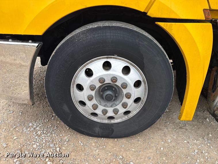 image for item ES5944 2021 Freightliner Cascadia 126 semi truck