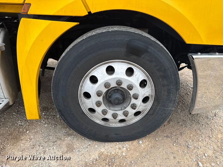 image for item ES5944 2021 Freightliner Cascadia 126 semi truck