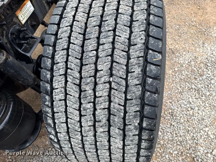 image for item ES5944 2021 Freightliner Cascadia 126 semi truck