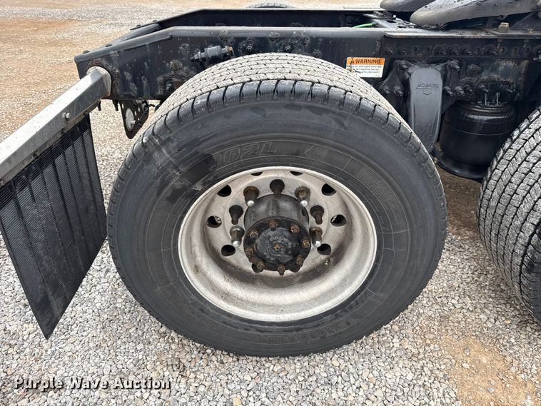 image for item ES5944 2021 Freightliner Cascadia 126 semi truck