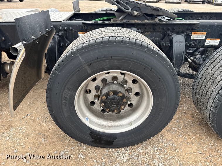 image for item ES5944 2021 Freightliner Cascadia 126 semi truck