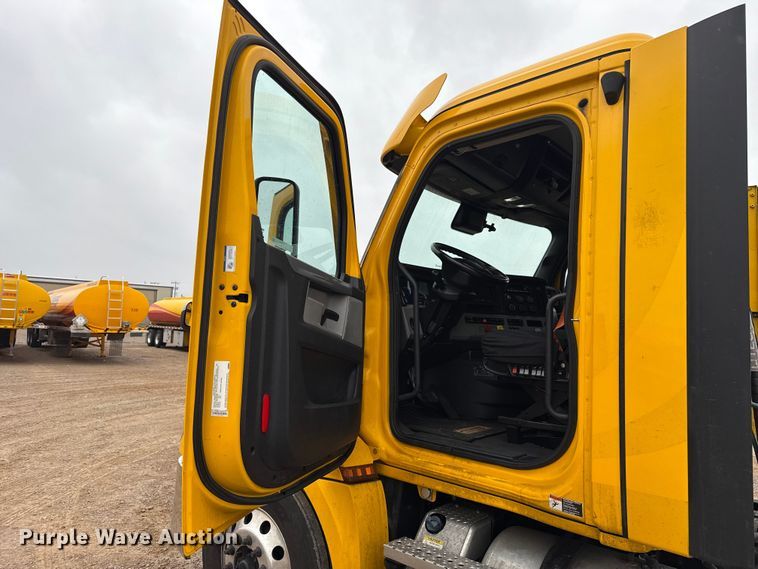 image for item ES5945 2022 Freightliner Cascadia 126 semi truck