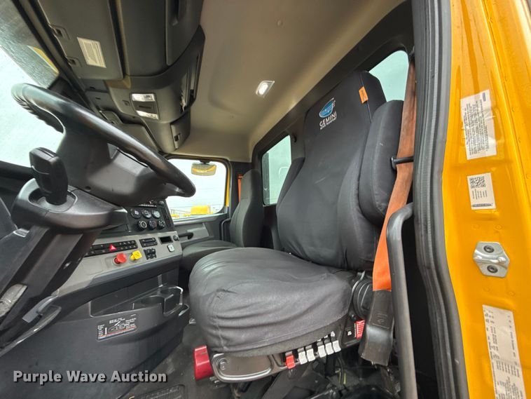 image for item ES5945 2022 Freightliner Cascadia 126 semi truck