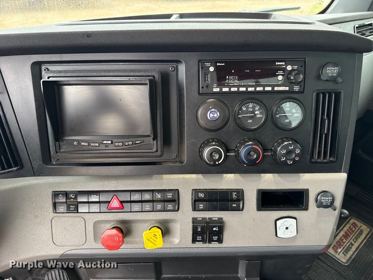 image for item ES5945 2022 Freightliner Cascadia 126 semi truck