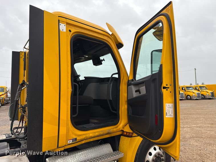 image for item ES5945 2022 Freightliner Cascadia 126 semi truck