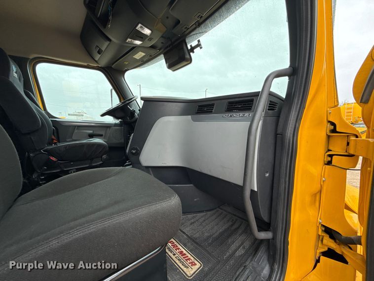 image for item ES5945 2022 Freightliner Cascadia 126 semi truck