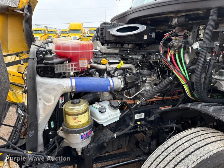 image for item ES5945 2022 Freightliner Cascadia 126 semi truck