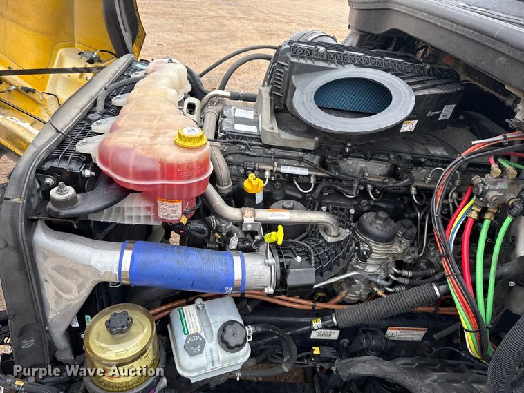 image for item ES5945 2022 Freightliner Cascadia 126 semi truck