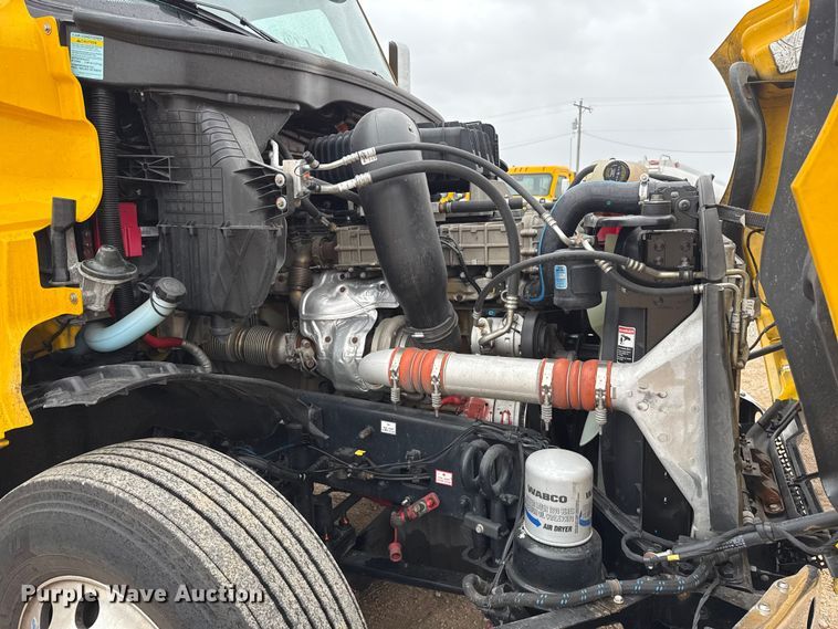 image for item ES5945 2022 Freightliner Cascadia 126 semi truck