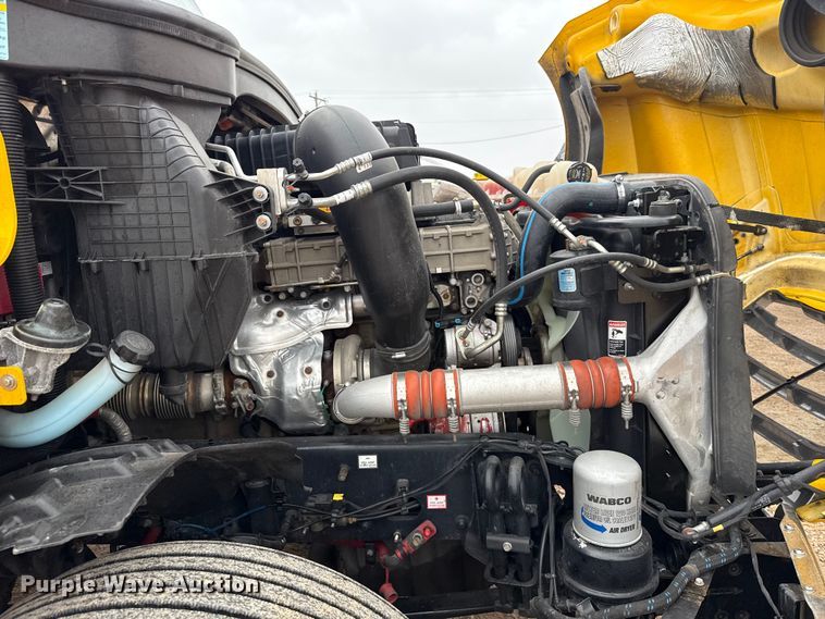 image for item ES5945 2022 Freightliner Cascadia 126 semi truck